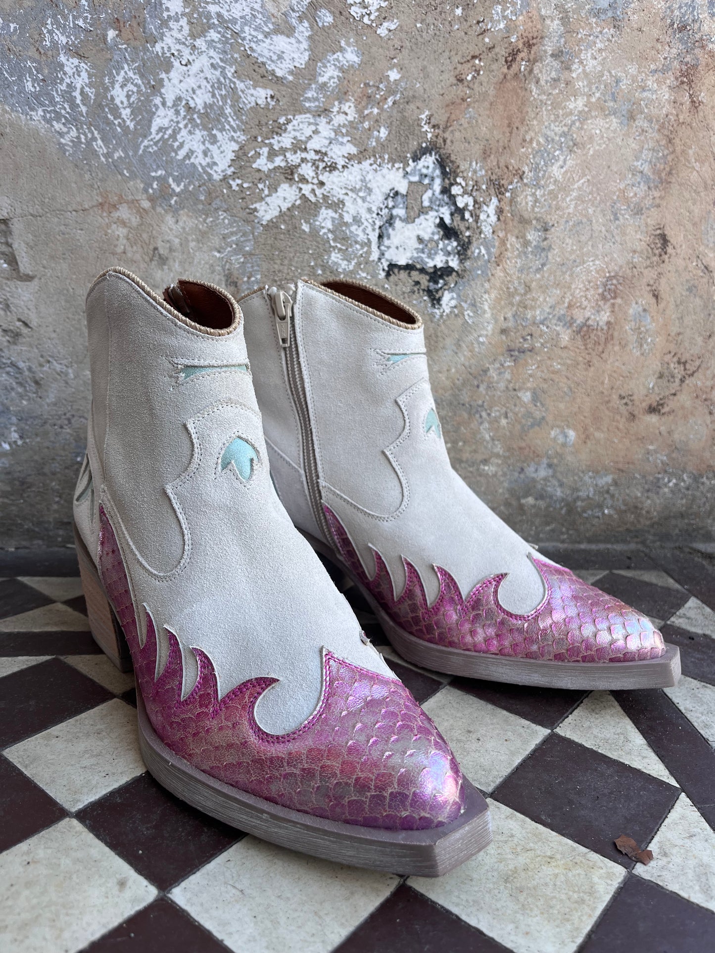 Nemonic Boots - pink flames