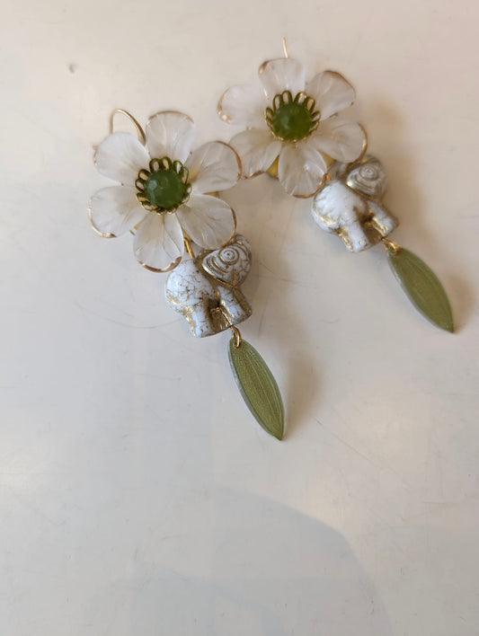 DW Flower/elephant Earrings - green/clear