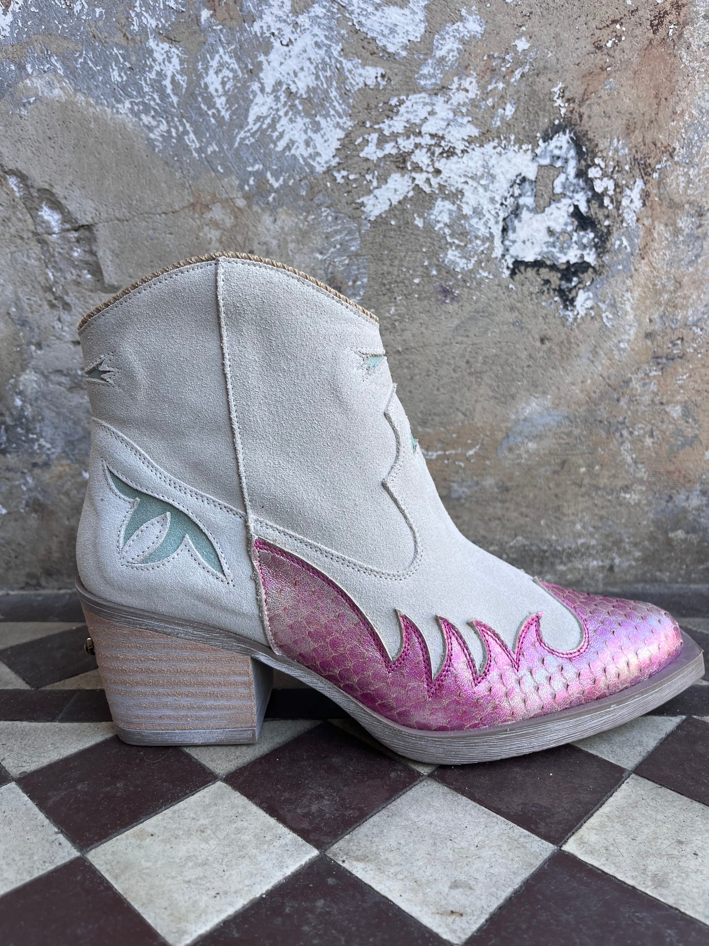 Nemonic Boots - pink flames