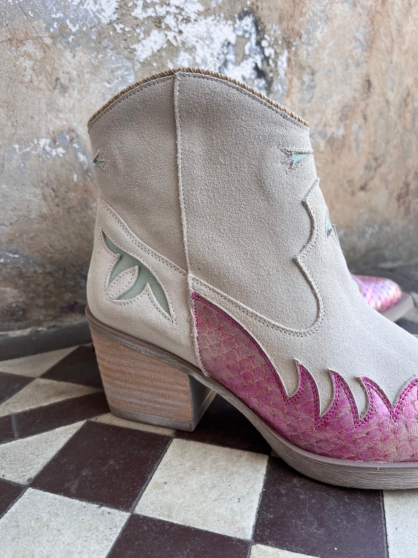 Nemonic Boots - pink flames