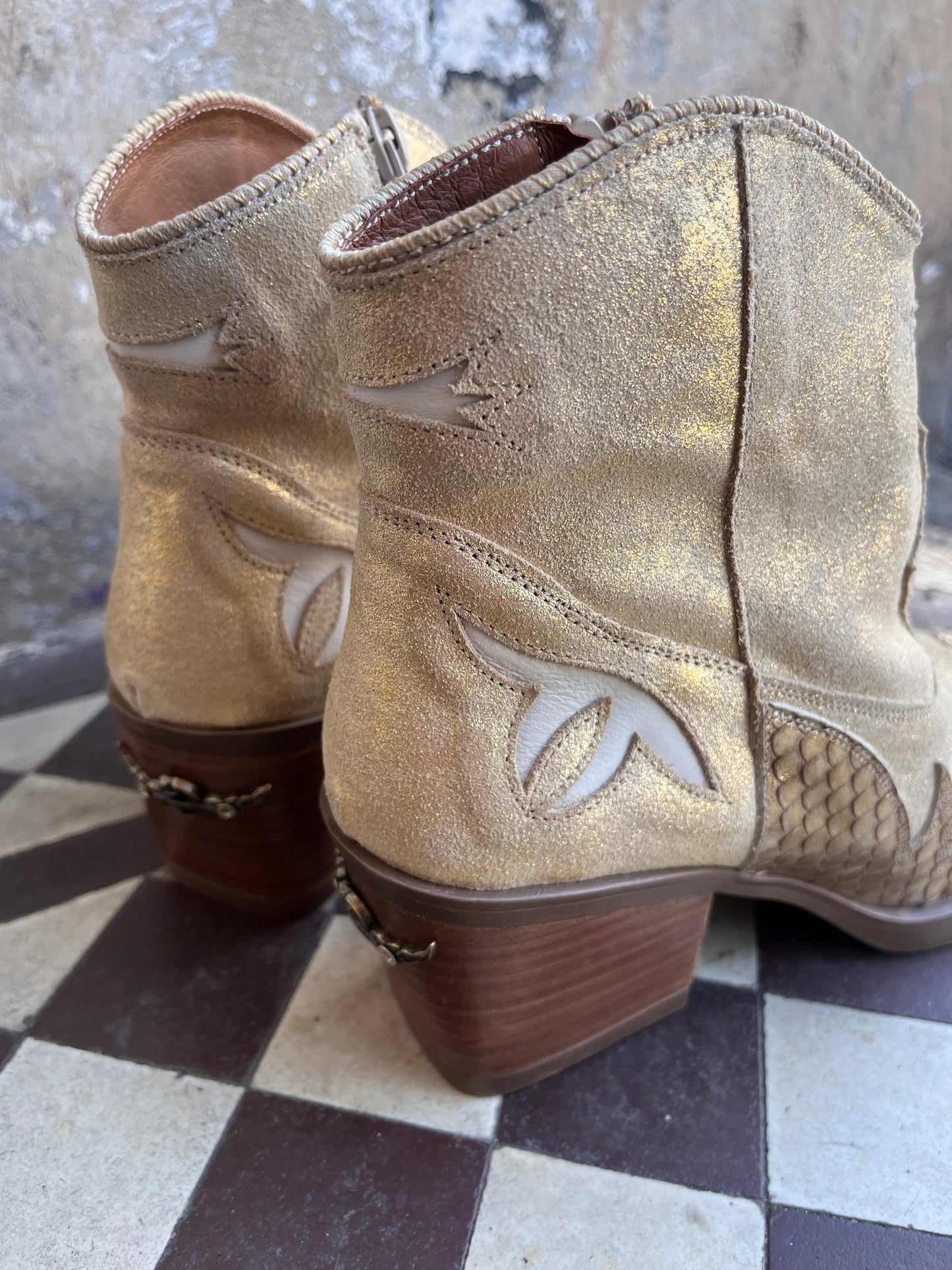 Nemonic Boots - gold flames