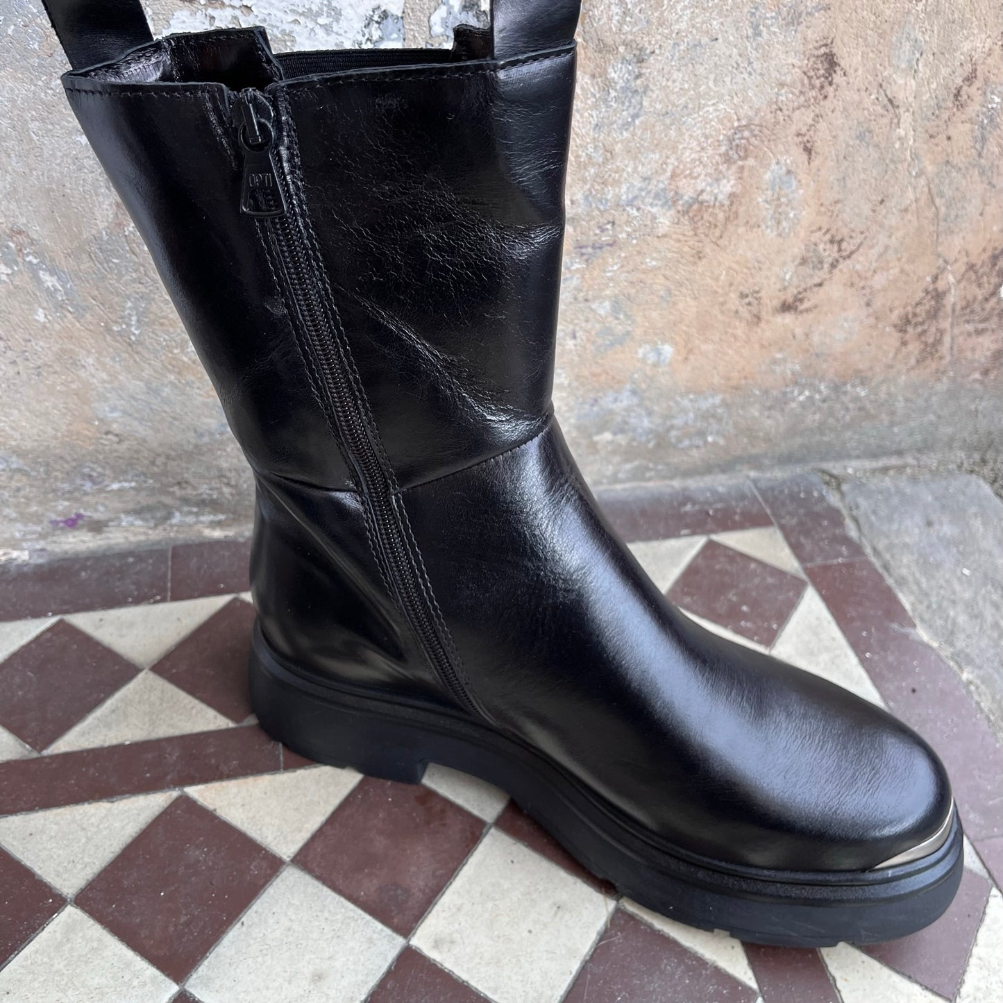 MJUS Calf Chelsea Boots - Black