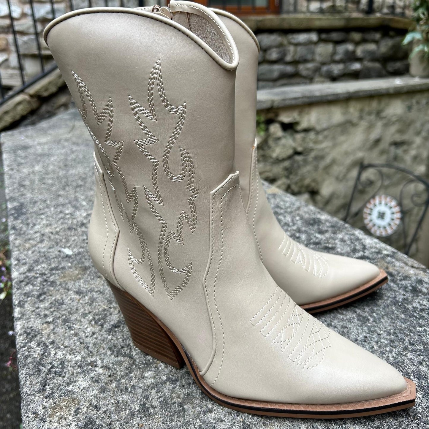 Western boots - cream