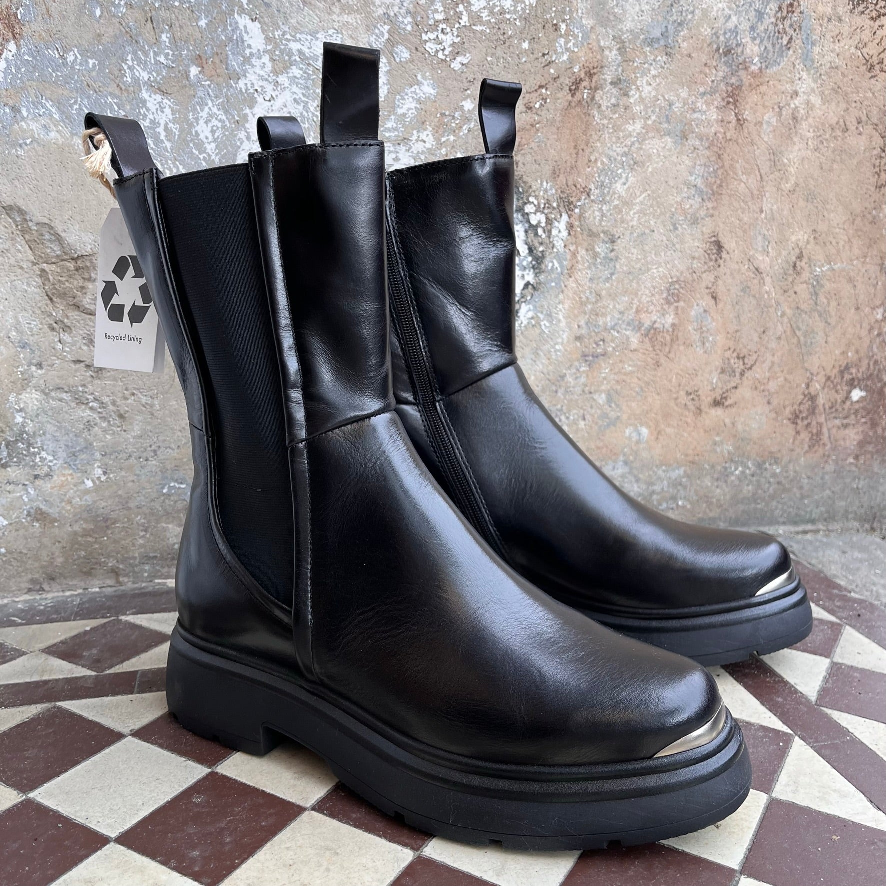 MJUS Calf Chelsea Boots Black – La Tete et Tout - Main Image