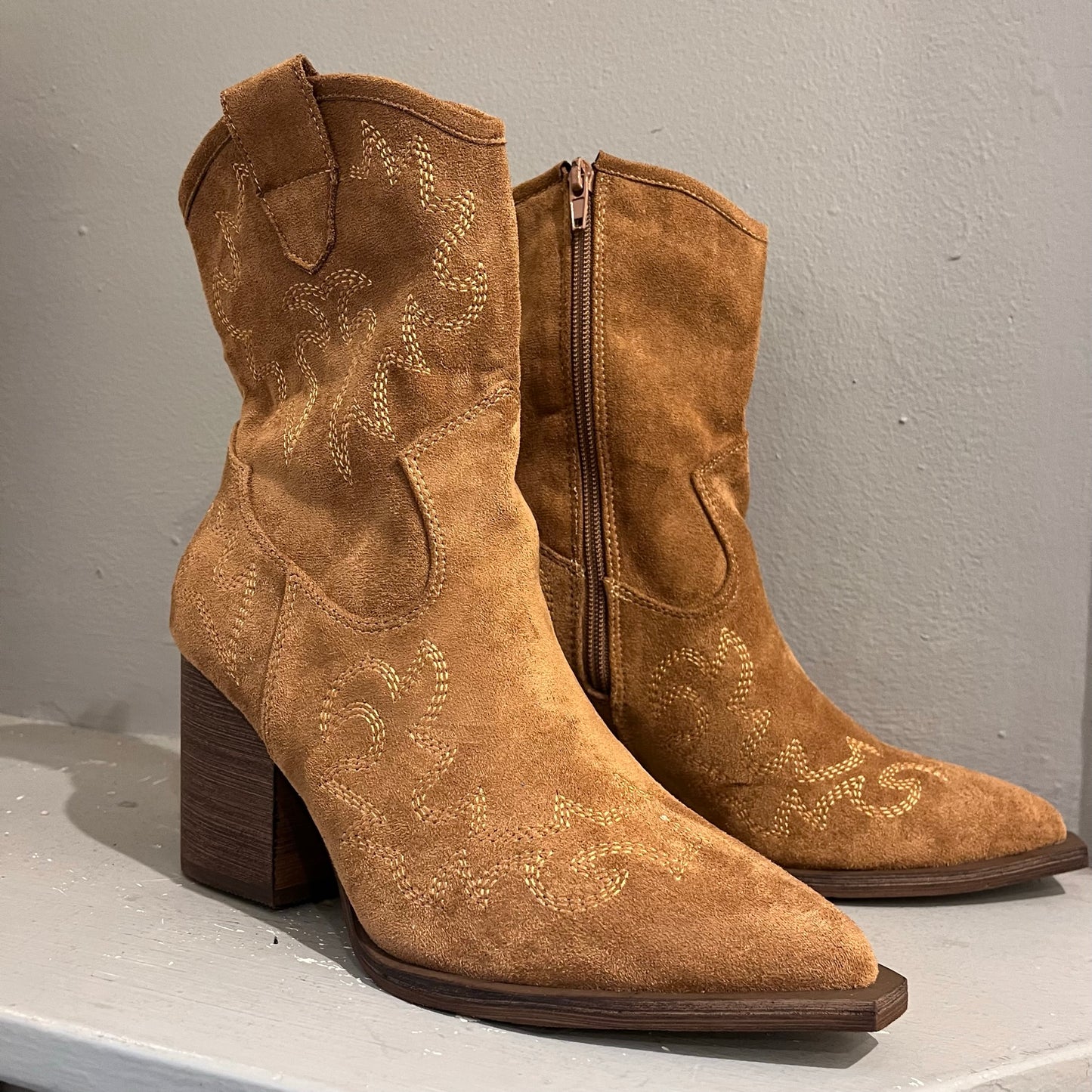 Western style boots - camel